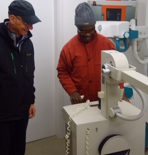 Hugo Rost spendet ein Practix Röntgengerät und einen Fuji CR Reader an Ghana